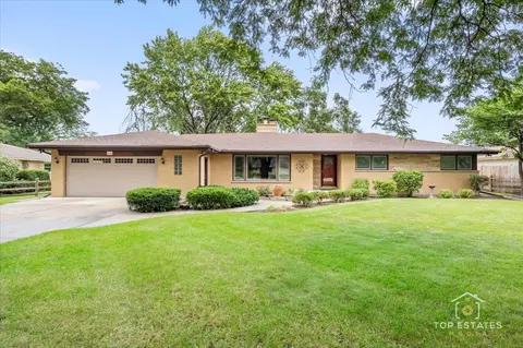 10 N Wildwood Dr, Prospect Heights, IL 60070