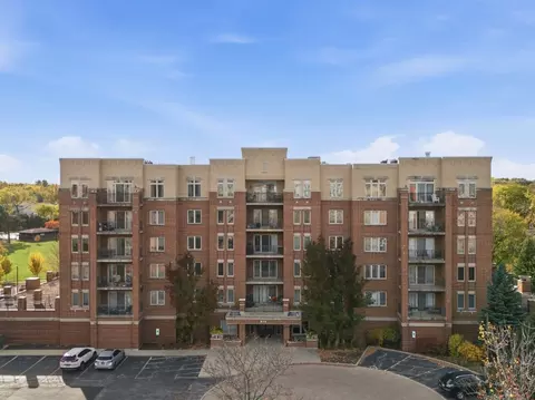 615 Perrie Dr #605, Elk Grove Village, IL 60007