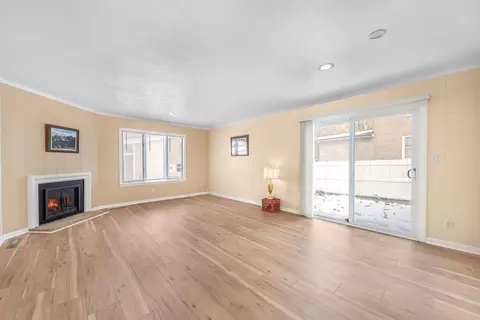 Living - 1131 S Elm Ave, Kankakee, IL 60901 photo 1 of 3