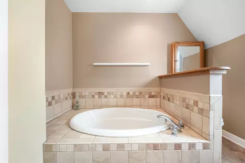 Bath - 1131 S Elm Ave, Kankakee, IL 60901 photo 2 of 3
