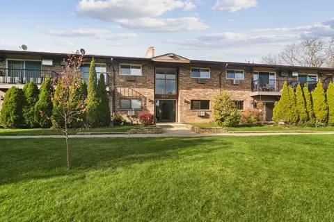 802 E Old Willow Rd #113, Prospect Heights, IL 60070