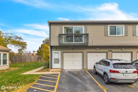 238 Algonquin Ct #D, Bolingbrook, IL 60440