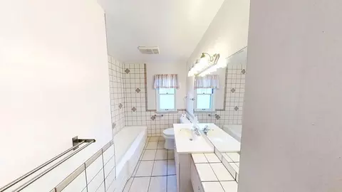 Bath - 509 W Williams St, Kankakee, IL 60901 photo 2 of 3