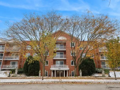 8650 N Shermer Rd #102, Niles, IL 60714