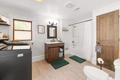 Bath - 705 Paddock Ave, Ashton, IL 61006 photo 2 of 5