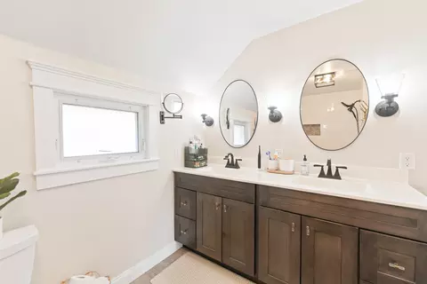 Bath - 705 Paddock Ave, Ashton, IL 61006 photo 4 of 5