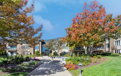 2 Oak Brook Club Dr #B109, Oak Brook, IL 60523