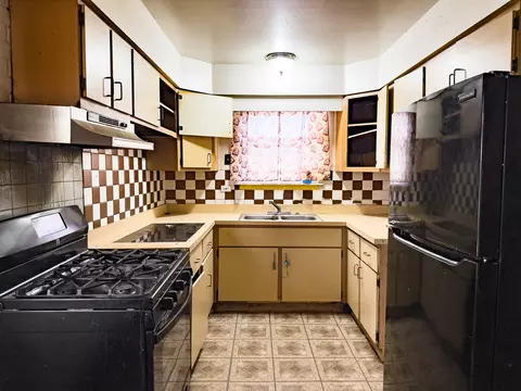 Kitchen - 7331 S Carpenter St, Chicago, IL 60621 photo 2 of 5