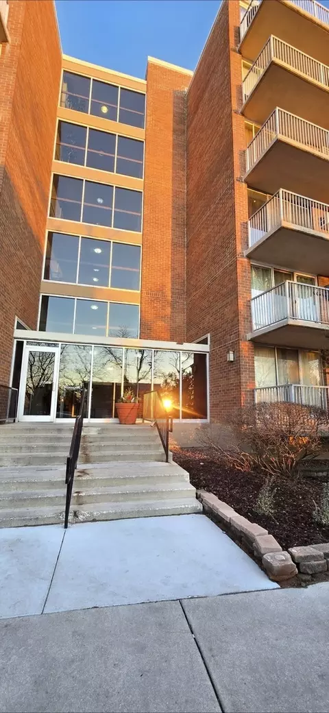 2211 S Stewart Ave #2B, Lombard, IL 60148