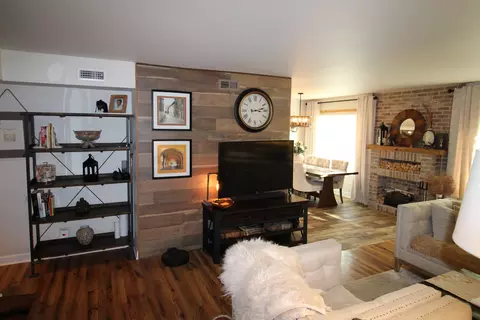 1700 Robin Ln #1D, Hoffman Estates, IL 60169 photo 4