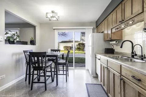 Kitchen - 145 Ann Ct #A, Bartlett, IL 60103 photo 3 of 6