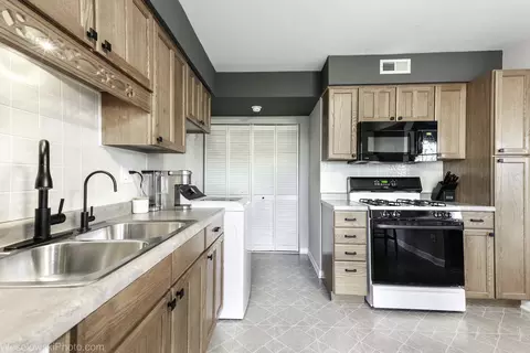 Kitchen - 145 Ann Ct #A, Bartlett, IL 60103 photo 4 of 6