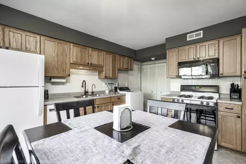 Kitchen - 145 Ann Ct #A, Bartlett, IL 60103 photo 5 of 6