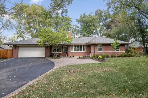 124 W Old Elm Rd, Lake Forest, IL 60045
