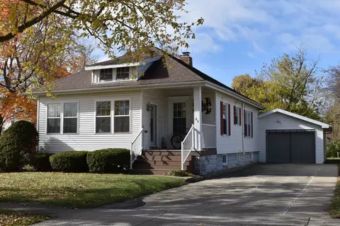 46 N Adams St, El Paso, IL 61738