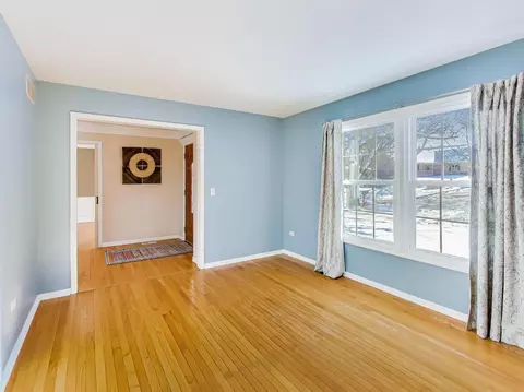Living - 660 Robin Rdg, Elgin, IL 60123 photo 1 of 4