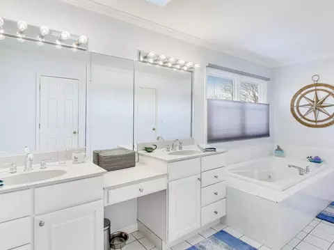 Bath - 660 Robin Rdg, Elgin, IL 60123 photo 2 of 5