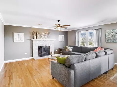 Living - 660 Robin Rdg, Elgin, IL 60123 photo 2 of 4