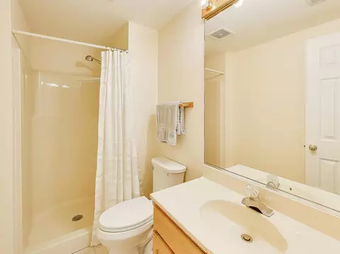 Bath - 660 Robin Rdg, Elgin, IL 60123 photo 5 of 5