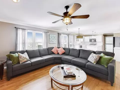 Living - 660 Robin Rdg, Elgin, IL 60123 photo 3 of 4