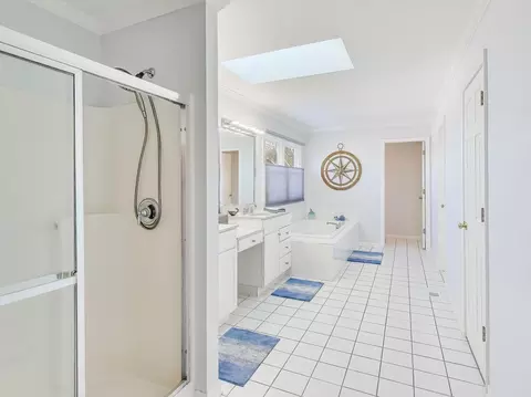 Bath - 660 Robin Rdg, Elgin, IL 60123 photo 3 of 5