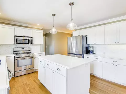 Kitchen - 660 Robin Rdg, Elgin, IL 60123 photo 1 of 2