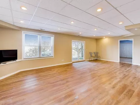 Living - 660 Robin Rdg, Elgin, IL 60123 photo 4 of 4