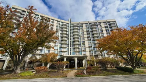 20 N Tower Rd #6J, Oak Brook, IL 60523