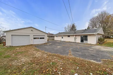 601 W 1st St, Mount Morris, IL 61054