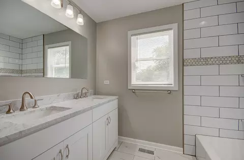 Bath - 386 W 3rd St, Braidwood, IL 60408 photo 4 of 5