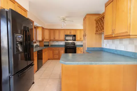 Kitchen - 24 Sunset Dr, Cary, IL 60013 photo 3 of 4
