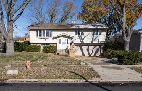 24 Sunset Dr, Cary, IL 60013