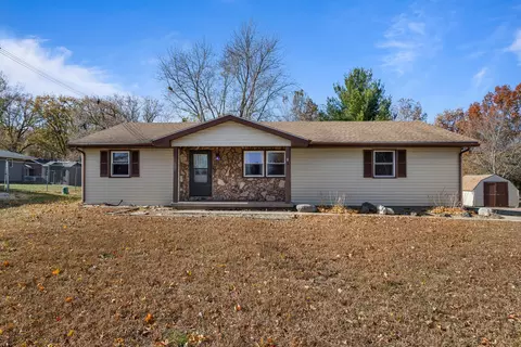 1201 Robin Rd, Mahomet, IL 61853