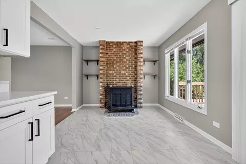 Living - 1245 Winaki Trl, Algonquin, IL 60102 photo 7 of 9