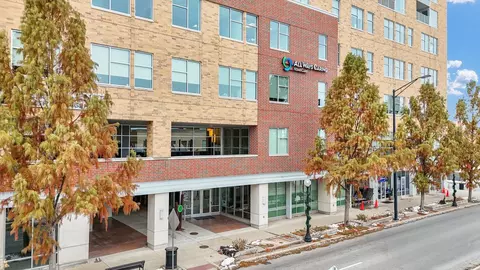 301 N Neil St #708, Champaign, IL 61820