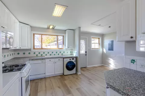 858 E Grant Dr, Des Plaines, IL 60016 photo 9