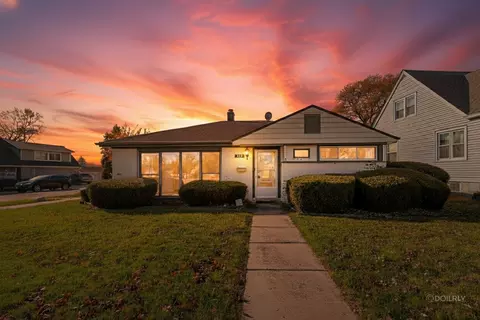 858 E Grant Dr, Des Plaines, IL 60016 photo 2