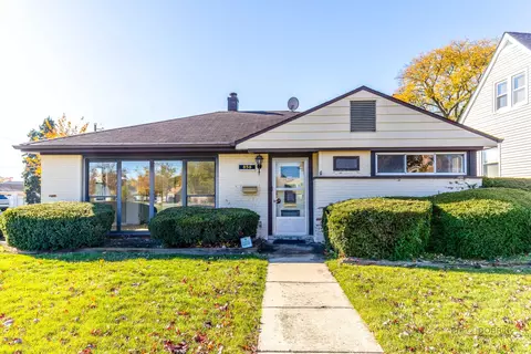 858 E Grant Dr, Des Plaines, IL 60016