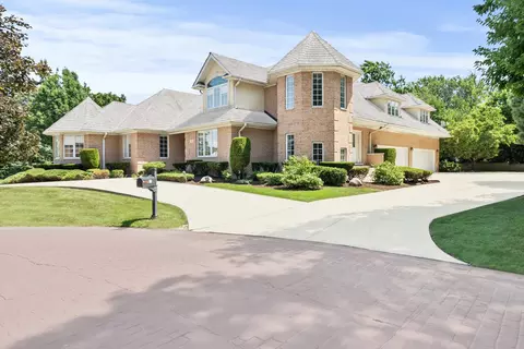 911 Red Fox Ln, Oak Brook, IL 60523