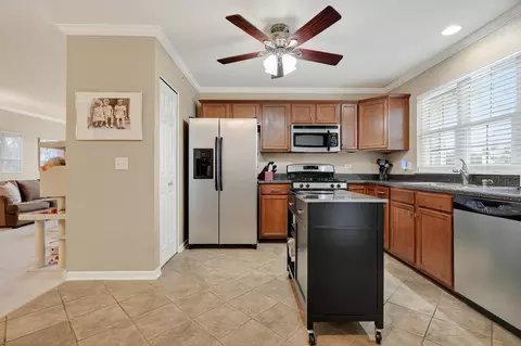 Kitchen - 671 River Mill Pkwy, Wheeling, IL 60090 photo 2 of 4
