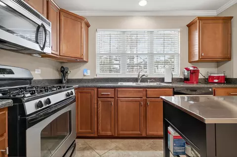 Kitchen - 671 River Mill Pkwy, Wheeling, IL 60090 photo 3 of 4