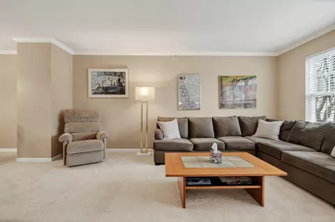 Living - 671 River Mill Pkwy, Wheeling, IL 60090 photo 4 of 7