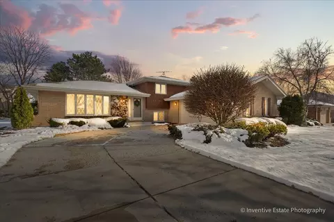 8209 Middlebury Ave, Woodridge, IL 60517
