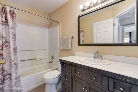 Bath - 1141 Delta Ct, Elgin, IL 60123 photo 5 of 5