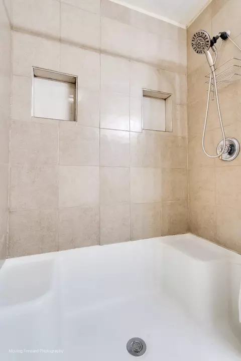 Bath - 1141 Delta Ct, Elgin, IL 60123 photo 4 of 5