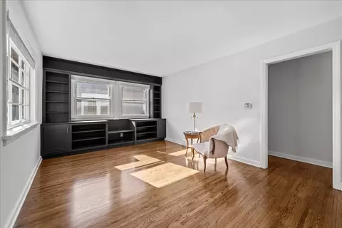 Living - 425 Ingleside Ave, Aurora, IL 60506 photo 1 of 2