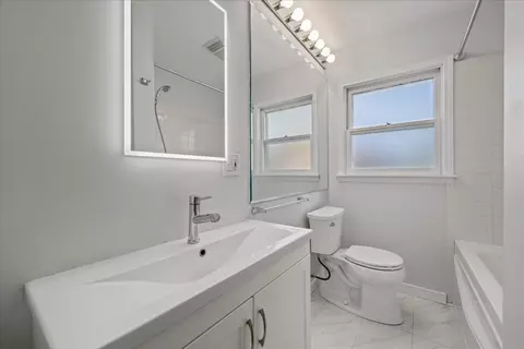 Bath - 425 Ingleside Ave, Aurora, IL 60506 photo 1 of 1