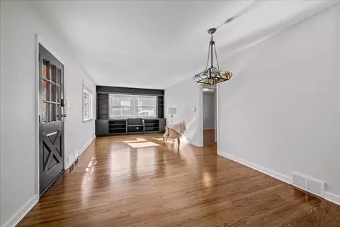 Living - 425 Ingleside Ave, Aurora, IL 60506 photo 2 of 2