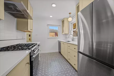 Kitchen - 425 Ingleside Ave, Aurora, IL 60506 photo 1 of 2