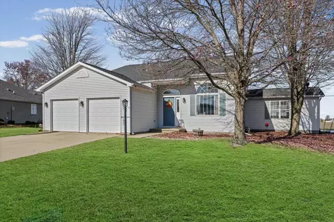 707 Country View Dr, Philo, IL 61864